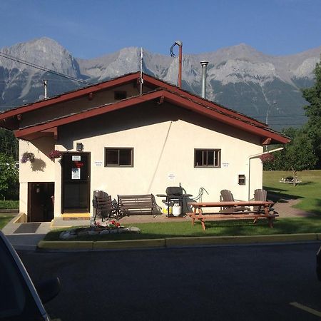 The Gateway Inn Canmore Exterior photo