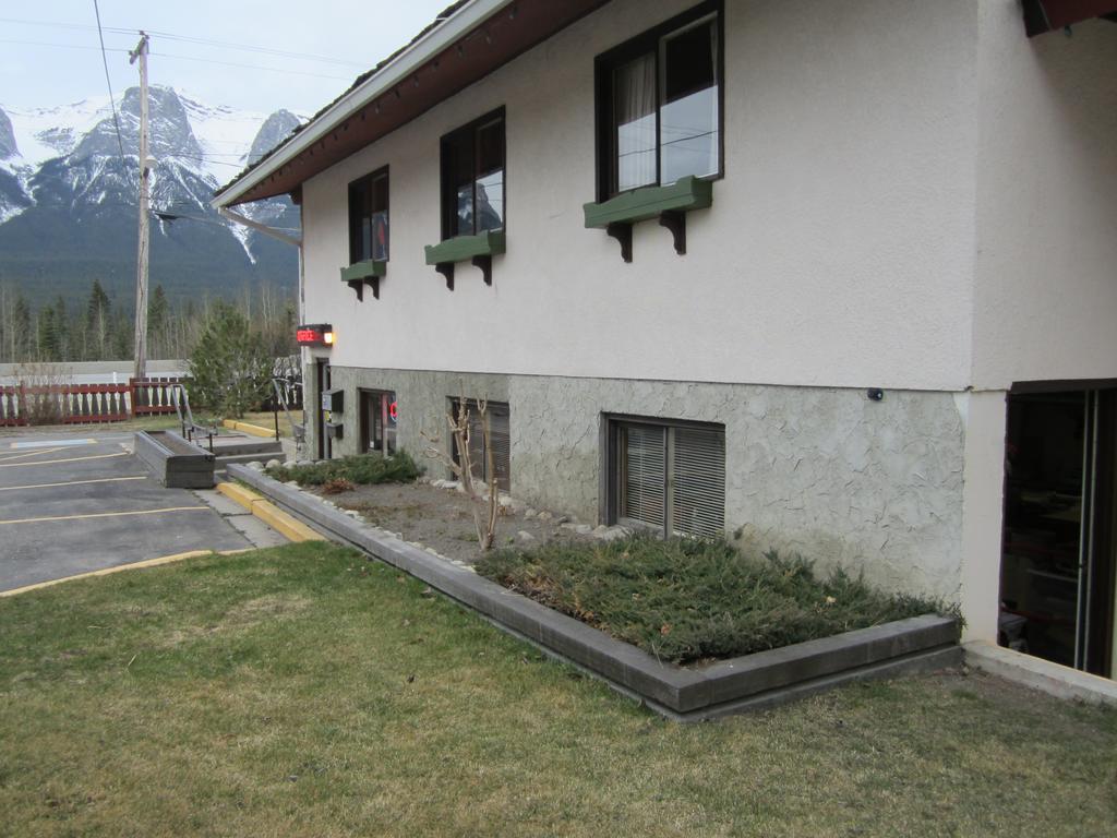 The Gateway Inn Canmore Exterior photo