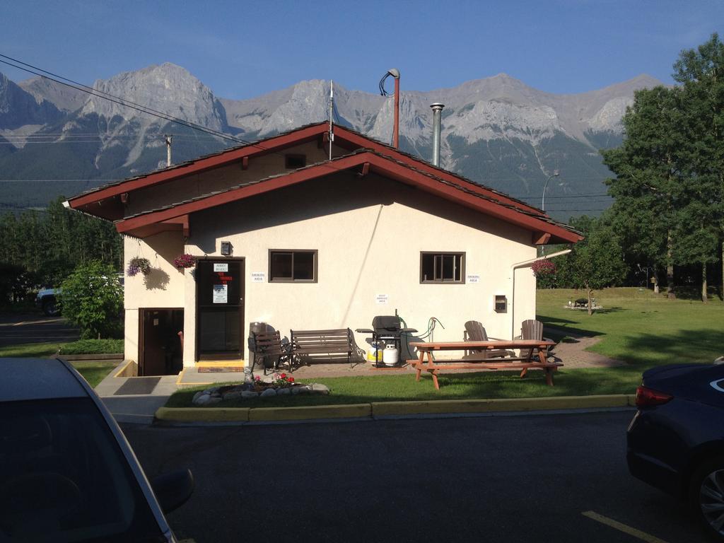 The Gateway Inn Canmore Exterior photo